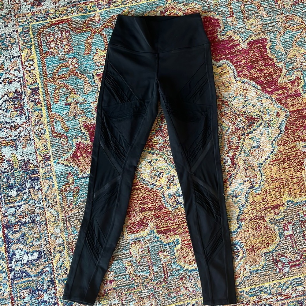 ALO women’s high waisted black cutout leggings. Size M